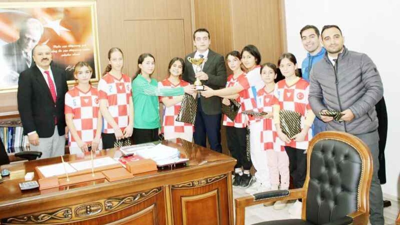 Çiçekli Fatma Ali İçen Ortaokulu Hentbol Takımından Büyük Başarı! Şampiyon Takım Ödülünü Aldı! (12/12/2023)