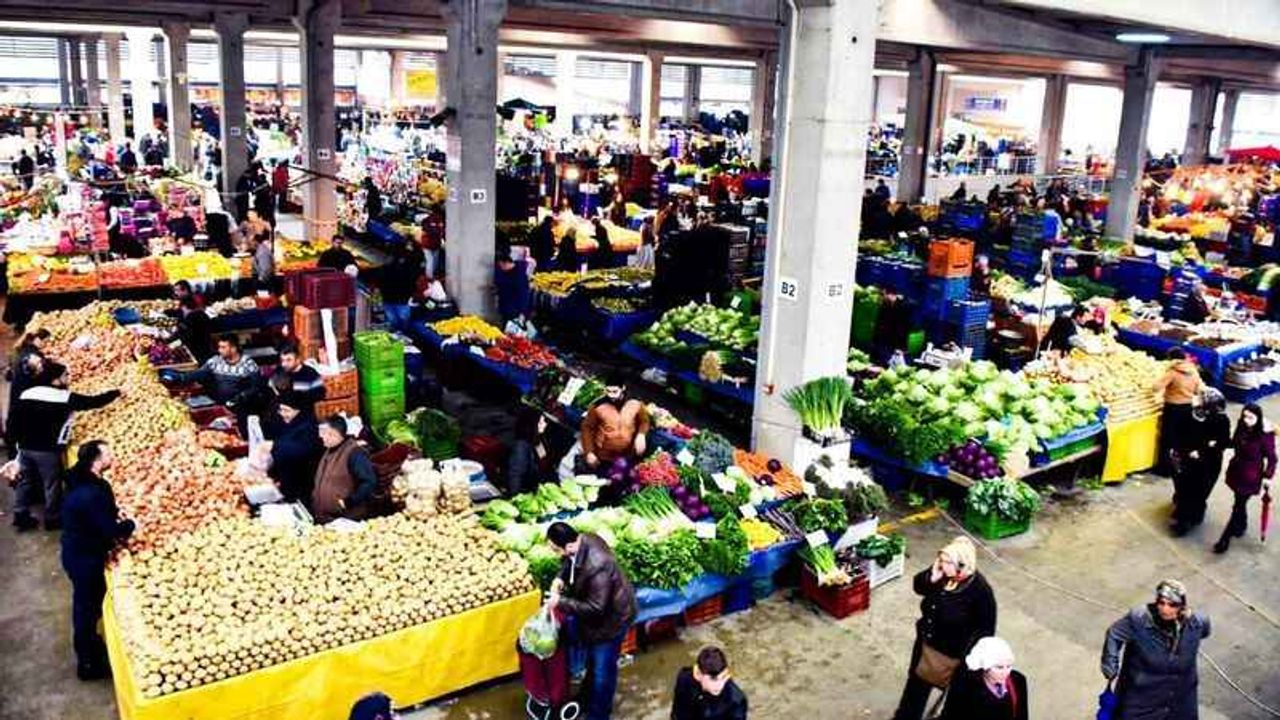 Ankara’nın Keçiören'deki Pazara Yoğun İlgi Var! Vatandaşlar Fiyatı Düşük Meyve Sebzeleri Kaçıymıro! (22 Aralık 2023)