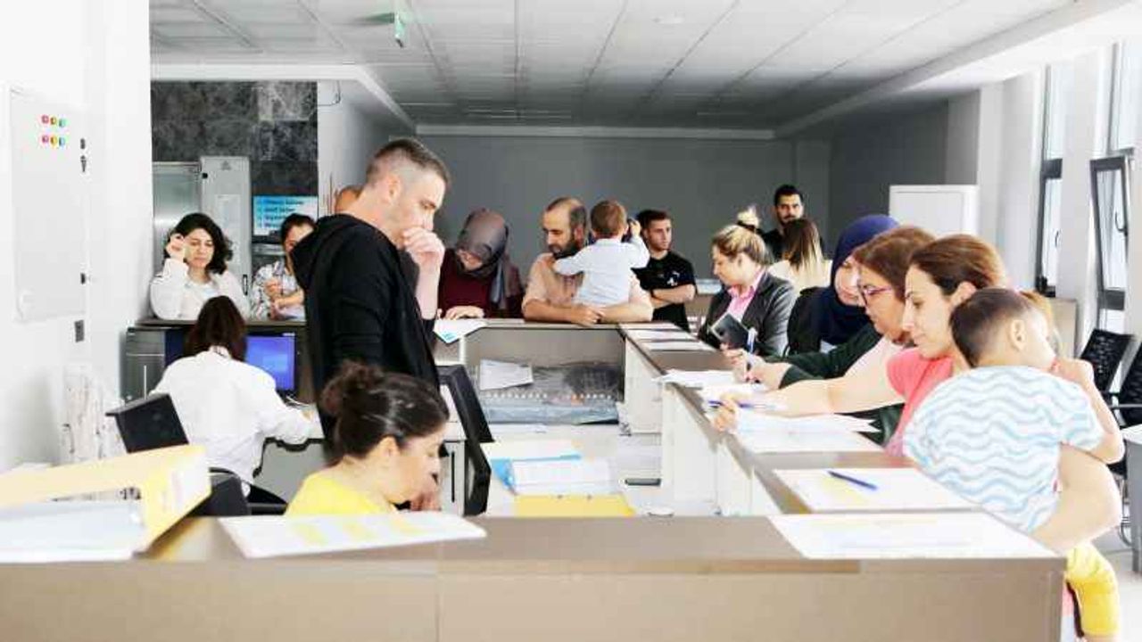 Belediye öğrencileri sevindirdi Onlarca hediye dağıttı