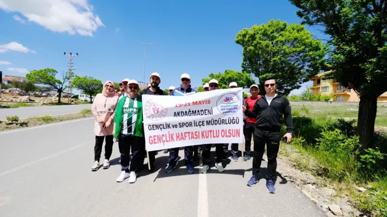 Akdağmadeni'nde Bayraklarla Gençlik Yürüyüşü: Yerel Liderler ve Gençler Bir Araya Geldi!