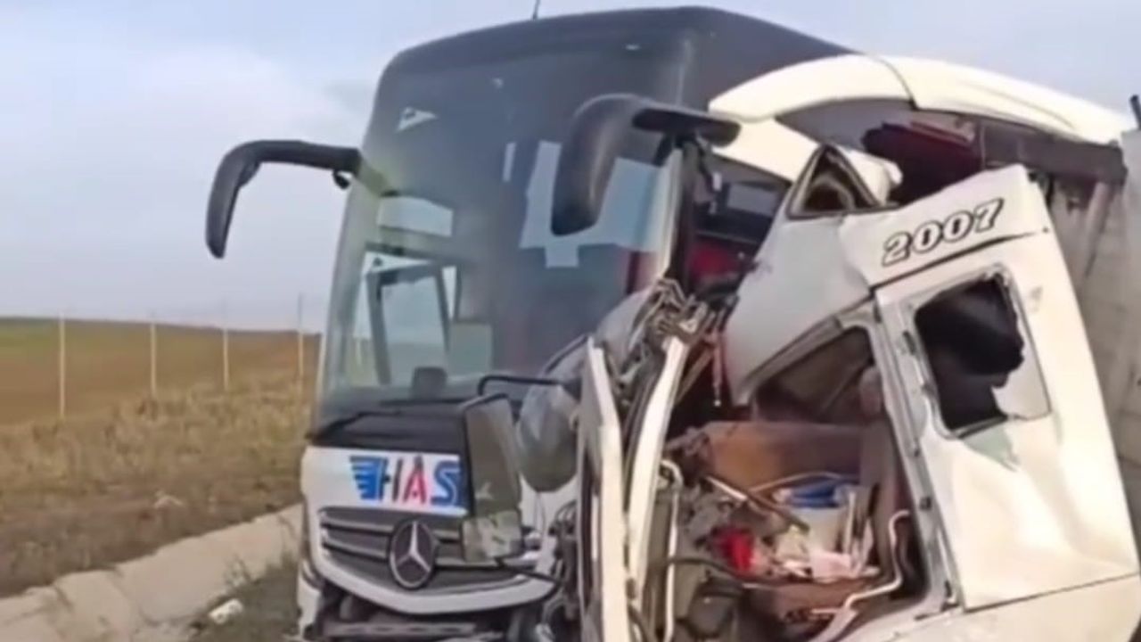 Ankara’da kamyon ile yolcu otobüsü çarpıştı: 1 ölü, 5 yaralı