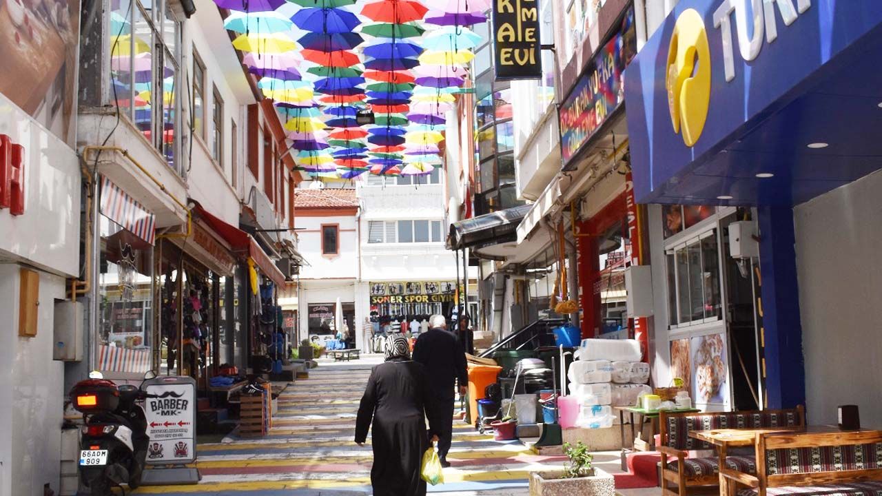 Yozgat’ın En Canlı Caddesi: Şemsiyeli Sokak Esnafa ve Turizme Katkı Sağlıyor!