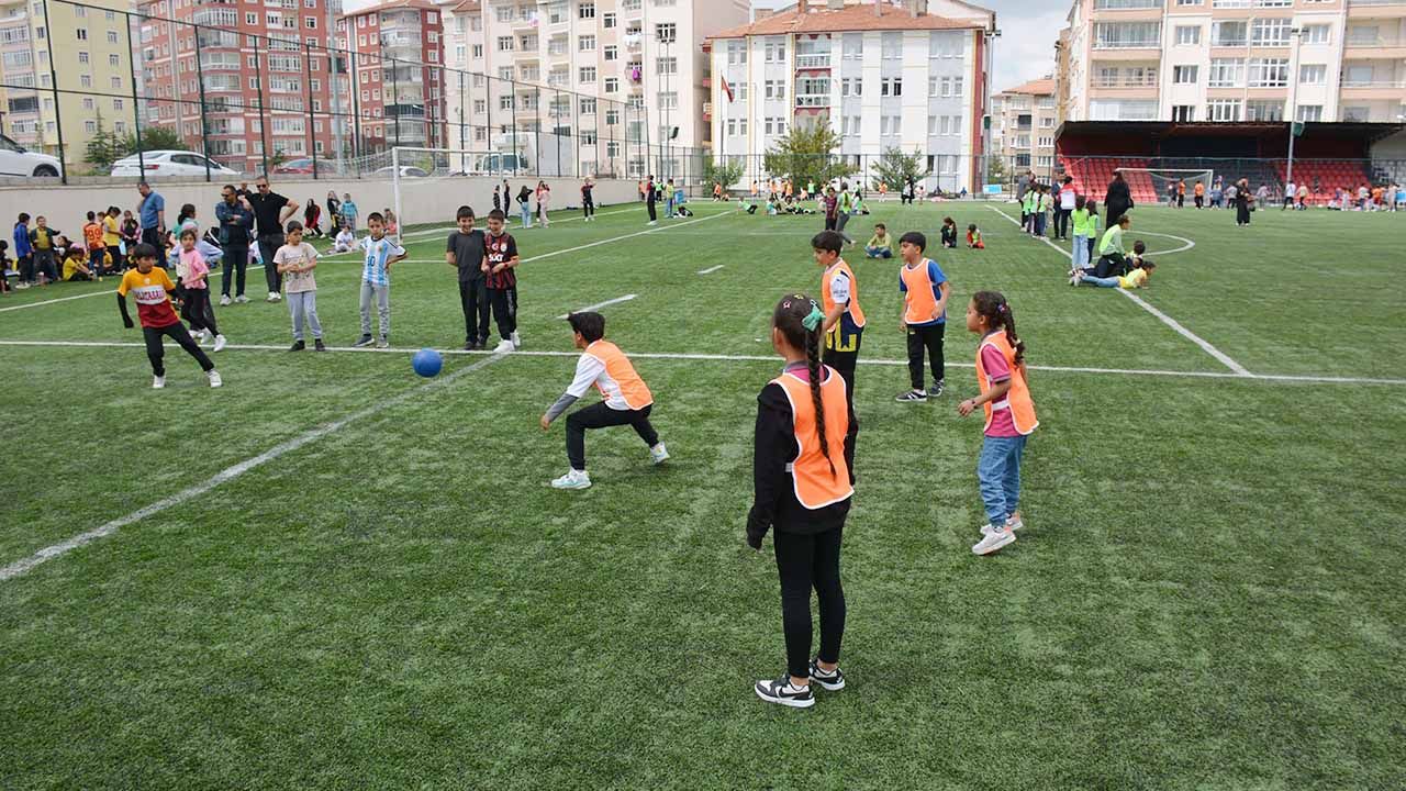 Yozgat’ta yıl sonu çocuk şenliği ile eğlenceye doydular