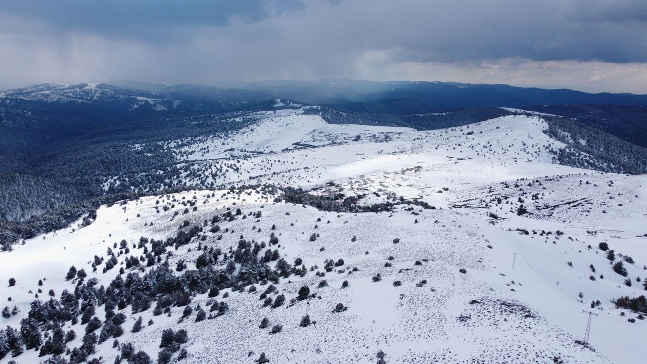 Yozgat'ın 2077 Metrelik Zirvesi Beyaz Cennete Dönüştü: Nalbant Geçidi Kış Turizminin Yeni Gözdesi