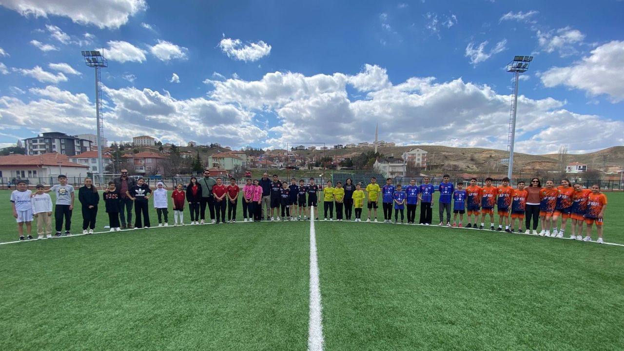 Sarıkaya'da 23 Nisan Coşkusu Atletizm Pistinde Zirve Yaptı: Genç Yetenekler Madalyaları Topladı