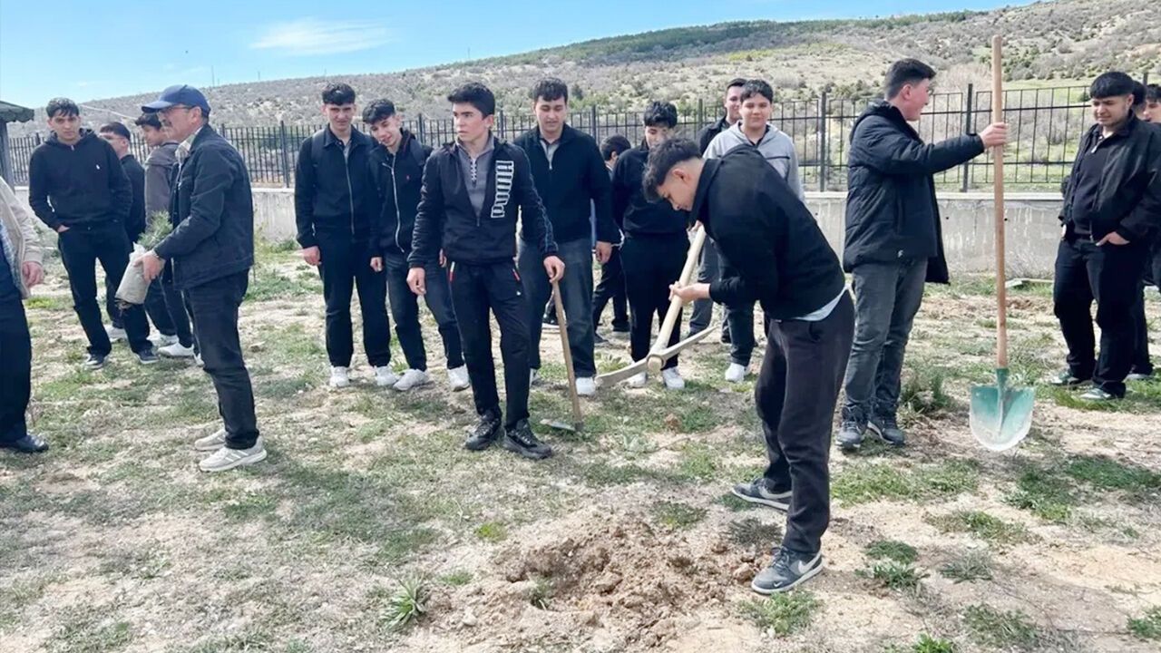 Akdağmadeni Kazım Karabekir Fen Lisesi'nde 'Bir Fidan, Bin Umut': Toplumsal Duyarlılık Geleceğe Kök Salıyor