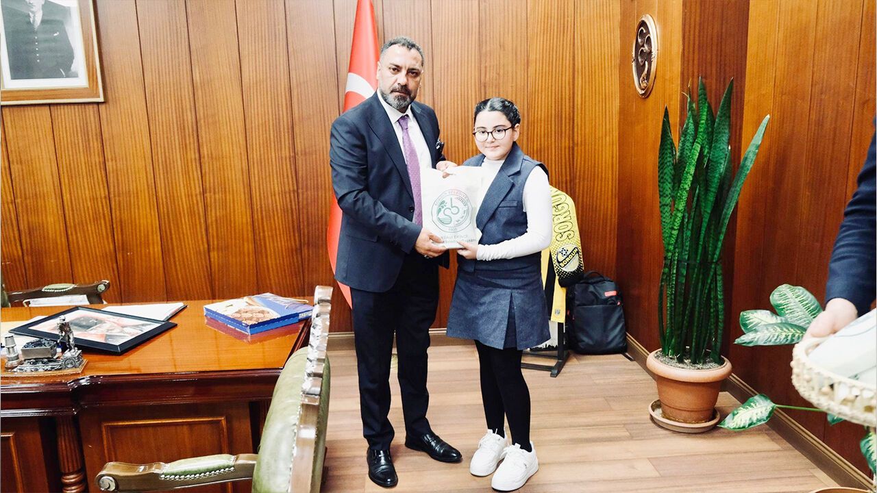 Sorgun'da Çanakkale Ruhu Sanatla Yükseliyor: Genç Yetenekler Başkan Ekinci'den Ödül Aldı