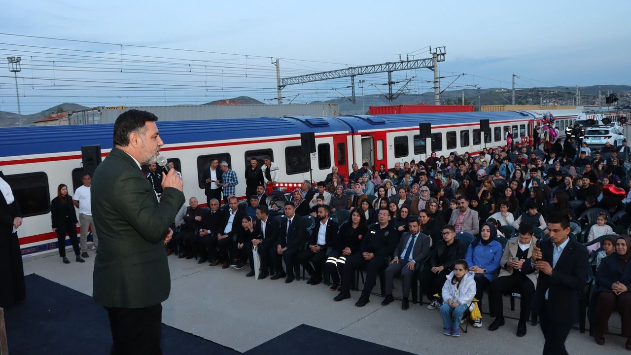 Raylar Üzerinde Sanat Köprüsü: Vagon Sahne Yerköy'de Tiyatro Coşkusu Yarattı
