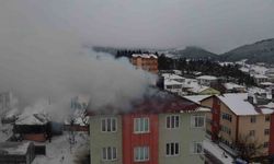 4 katlı apartmanın çatısı cayır cayır yandı
