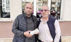 Yozgat’ın Komşusunda Kaldırımda Servet Buldular Hiç Düşünmeden Polise Götürdüler!