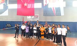 Çandır'da İlkokullar Arası Kız Voleybol Turnuvası Dostlukla Sona Erdi