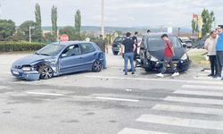 Komşuda 2 Araç Çarpıştı! Yaralılar Hastaneye Sevk Edildi!
