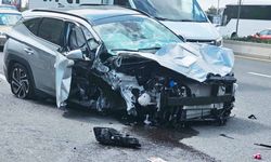 Kontrolden çıkan otomobil otobüs durağına daldı: 2 ağır yaralı