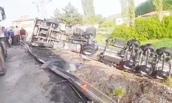 Yozgat’ta Direksiyon Hakimiyetini Kaybeden Tır Şarampole Devrildi!