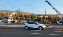 Ankara Etimesgut’ta Beton Mikseri Otomobilin Üzerine Devrildi: 6 Yaralı