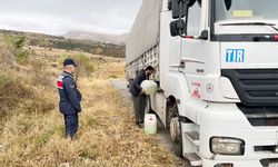 Yozgat’ta yolda kalan sürücünün imdadına Jandarma koştu!
