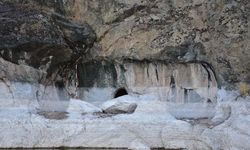 Yozgat’ta Taşlıtarla Kalesi’nde Binlerce Yıllık Kaya Mezarı Gün Yüzüne Çıktı