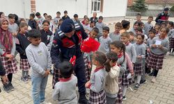 Yozgat’ta Minik Yüreklerde Bayrak Sevgisi: Jandarmadan Anlamlı Hediye!