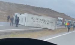 Saraykent’te Yağış Nedeniyle Kamyon Devrildi: Sürücü Yaralı Kurtuldu