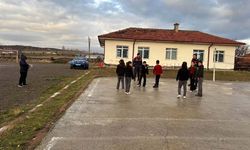 Akdağmadeni’nde Jandarma Ortaokul Çevresinde Kuş Uçurtmadı