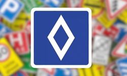 Avrupa’da Yeni Trafik Levhası: Baklava Dilimli Tabela Ne Anlama Geliyor?