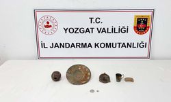 Akdağmadeni’nde Şüpheli Araçtan Tarih Fışkırdı: Çok Sayıda Obje Ele Geçirildi