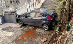 Son dakika! Yozgat’ta otomobil apartman bahçesine düştü!