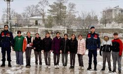 Yenifakılı’da Okul Çevresinde Jandarmadan Güvenlik Denetimi