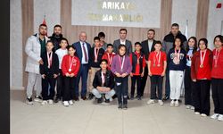 Sarıkayalı Öğrencilerden Bilek Güreşinde Büyük Başarı: Kaymakam Demirkıran’a Ziyaret