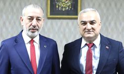 Türkmen Bakan Aydın Maruf’tan Kırmızı Kravat Soruna Duygulandıran Yanıt