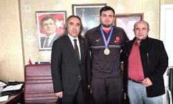 Gelecek Partisi İl Başkanı Aydoğmuş’tan Yozgatlı Güreşçi Üzeyir Ayberk Bostan’a Tebrik