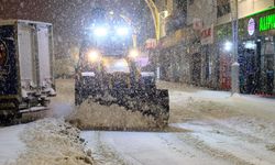 Akdağmadeni Belediyesi Ekipleri Kar Mesaisini Aralıksız Sürdürüyor