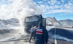 Yozgat’ta Seyir Halindeki Kamyon Alev Topuna Döndü