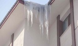 Yozgat’ta Gizli Tehlike: Çatı Saçaklarındaki Buz Sarkıtları Alarm Veriyor