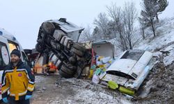 Yozgat’ın Komşusunda Buzlanan Yolda Tır Devrildi: 1 Yaralı