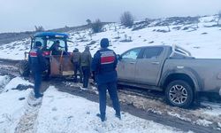 Yozgat’ta Karla Mücadele: Jandarma Mahsur Kalan Araçları Kurtardı