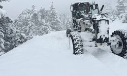 Yozgat’ın Akdağmadeni İlçesi’nde karla mücadele aralıksız sürüyor