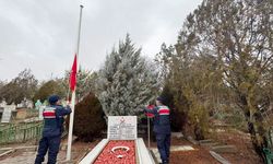Yozgat’ta Şehit Kabirlerine Anlamlı Ziyaret: Jandarmadan Bayrak Yenileme ve Bakım Çalışması