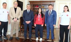 Yozgat Valisi Mehmet Ali Özkan Milli Güreşçiyı Tebrik Etti