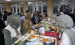 Gazi Üniversitesi Rektörü Prof. Dr. Uğur Ünal Öğrencilerle İftar Yaptı