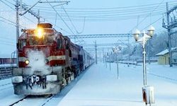 Kar Altında Sessiz Bir Nöbet: Yenifakılı Tren İstasyonu’ndan Kış Manzarası