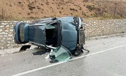 Bayramın birinci günü kaza ile başladı! Otomobil Tabelaya Çarptı: 5 Kişi Yaralandı