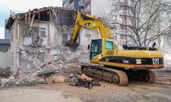 Etimesgut’ta Güvenlik Riski Oluşturan Metruk Bina Kontrollü Şekilde Yıkıldı