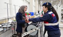 Yozgat’ta Jandarmadan 8 Mart Sürprizi: Kadın İşçilere Gül Dağıtıldı, KADES Anlatıldı