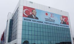 Yozgat’a Girişlerde Görkemli Karşılama: Yozgat Bozok Üniversitesi E88 Karayolunda İz Bırakıyor