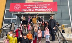 Akdağmadeni’nde Minik Eller Huzurevi Sakinleriyle Bir Araya Geldi