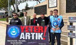 Türk Eğitim Sen Yozgat Şubesi Öğretmen ve Öğrenciler İçin karanfil bıraktı Gıyabi Cenaze Namazı kıldı