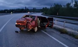 Alaca Yozgat Karayolunda Kaza: Otomobil Bariyerlere Çarptı, 2 Kişi Yaralandı