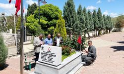 Çiçekdağı Belediye Başkanı Hakanoğlu’ndan Arefe Günü Anlamlı Kabir Ziyareti