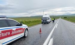 Yozgat’ta Jandarmadan Örnek Müdahale: Yolda Kalan Vatandaşın Lastiği Trafik Ekiplerince Tamir Ettirildi